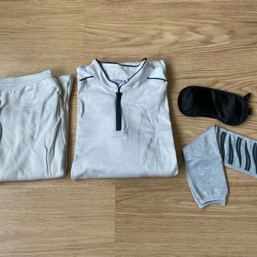 - Qatar business class SLEEPSUIT pyjama pjs SIZE SMALL eye mask socks trousers S